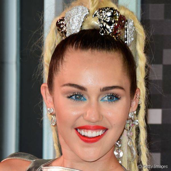 Miley Cyrus usou uma maquiagem bem irrevente, com batom laranja e delineador azul vivo na linha d'?gua